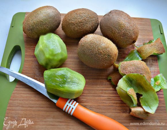 Тем временем киви помыть и очистить от кожуры.