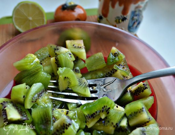 Мякоть 5 плодов порезать на кусочки и размять вилкой, добавить мёд и сок лайма.
