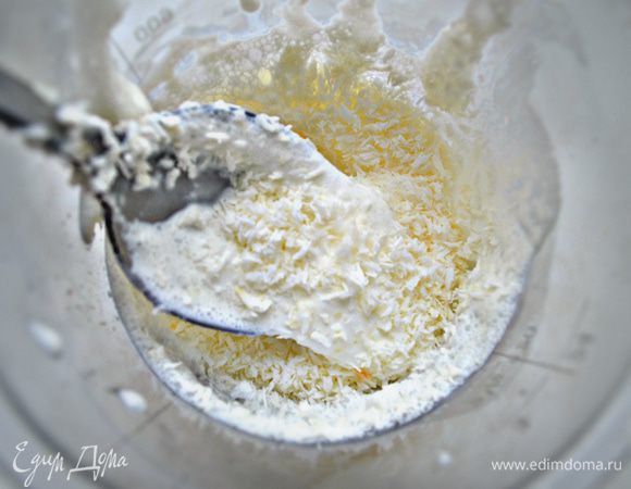 Охлаждённые сливки взбить миксером, добавить кокосовую стружку.  