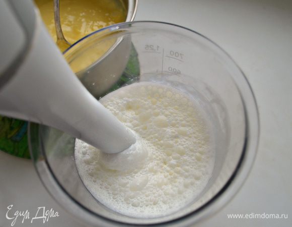 Небольшими порциями вмешать сливки в остывший пудинг.
