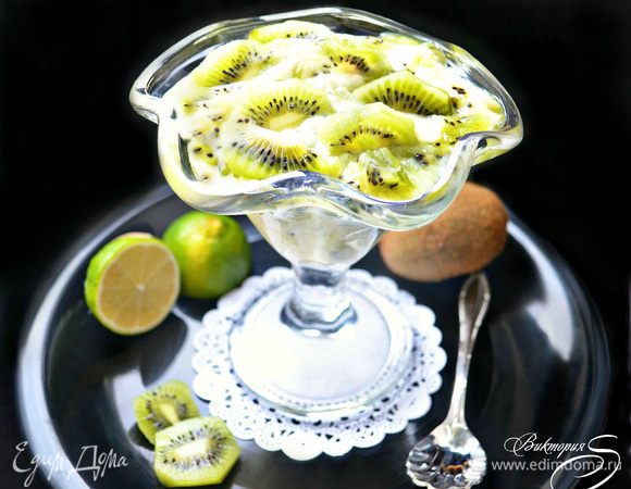 Кокосовый крем разложить по креманкам или широким бокалам, залить фруктовой массой. Украсить десерт кусочками нарезанного киви. 
Приятного вам аппетита!
