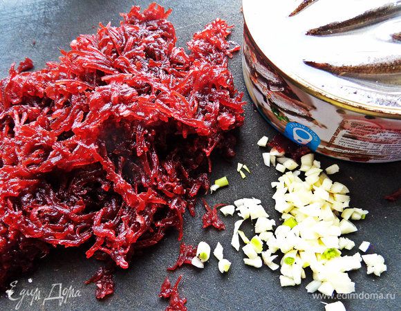 Свёклу отварить заранее, натереть. Чеснок измельчить.