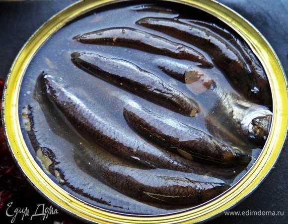 С анчоусами всё проще. Если берёте килечку, как у меня, быстро очистите уверенным движением штучки 4 на порцию.