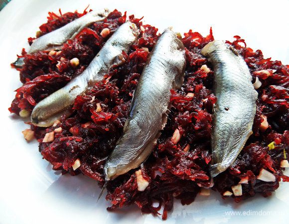 Свёклу перемешаем с чесноком, сбрызнем лимонным соком, посолим, поперчим.