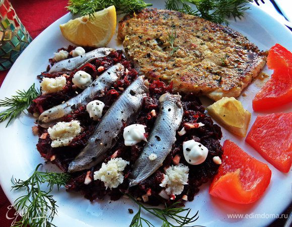 На тарелку кладём филе, рядом свекольный гарнир, украшаем килечкой (анчоусами), каплями сметаны или майонеза, а также хреном.