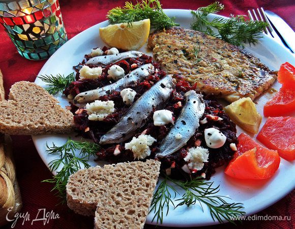 Из ржаного хлебы вырезаем сердечки формочкой и подаём с любовью:)