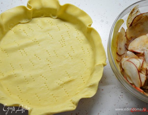 Из продуктов для теста приготовить песочное тесто. Размягченное сливочное масло взбить с пудрой, добавить яйцо, соль, муку. Замесить мягкое не липкой тесто. Поставить в холодильник на 30 минут.
Духовку разогреть 180 градусов.
Тесто тонко раскатать, выложить в форму, смазанную маслом. Поколоть вилкой. На дно выложить пергамент с горохом или фасолью, чтобы тесто пропеклось ровно и не поднялось.
Поставить в духовку на 10-15 минут до светло золотистого цвета.