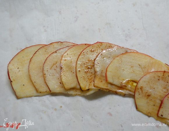 Из яблок сформировать розочки.