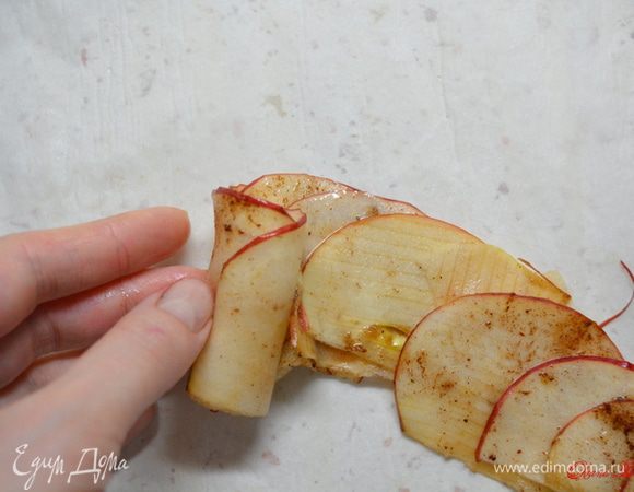 Скручивая дольки в розочки.