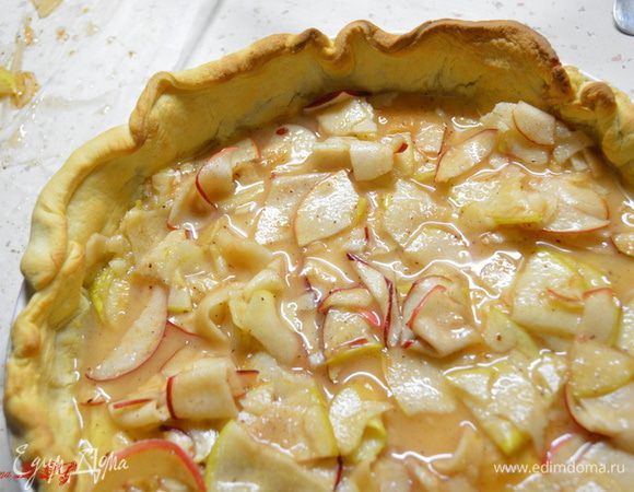 Оставшиеся яблоки и сок с яблок перемешать с крахмалом. Выложить на пропекшееся тесто.
