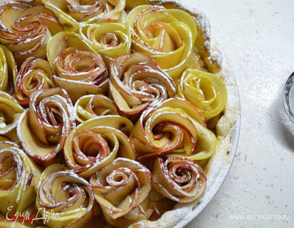 Сверху уложить розочки. Посыпать сахарной пудрой.
Выпекать 15-25 минут до золотистого цвета, при температуре 170-175 градусов.