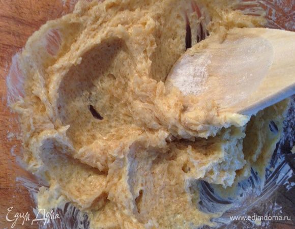 Масло растереть, объединить с сахаром, солью, пудрой и ванильным экстрактом. Затем всыпать просеянные муку, разрыхлитель и какао. Также добавить порубленный шоколад и вымесить красивое, блестящее тесто. Затем из теста сформировать несколько колбасок диаметром 4 см. Завернуть в пищевую пленку и поместить в холодильник на 2 ч.