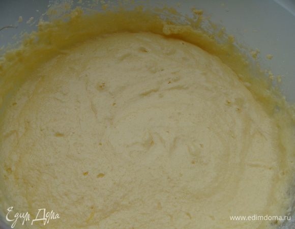 1.Размягченное масло или качественный маргарин взбиваем с сахаром до получения мягкой и пышной массы. Можно венчиком, блендером или вилкой. 2.Добавляем яйца по одному, каждый раз хорошо вымешивая. Масса должна быть похожа на крем.
 3.Соединяем с мукой и с апельсиновыми компонентами. Размешиваем. 
P.S. Если апельсин маленький, то муки может понадобиться поменьше, около 200 гр.