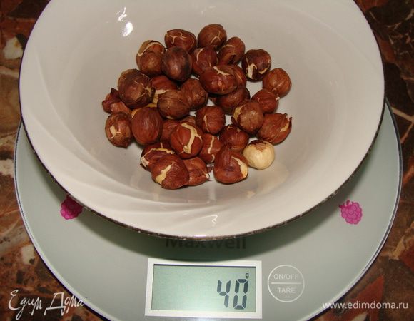 Духовку нагреваем до 180 гр. Выкладываем на противень орехи. Жарим до золотистого цвета около 10 минут. Можно помешивать, чтобы не пригорали. Я обошлась без лишних телодвижений.