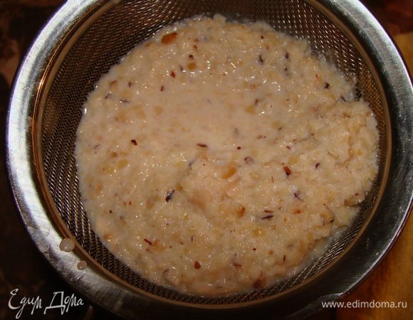 Затем процедим через мелкое сито. 
Орехи можно сразу посушить в духовке. А потом использовать для посыпки боков торта. Они остаются очень вкусными.