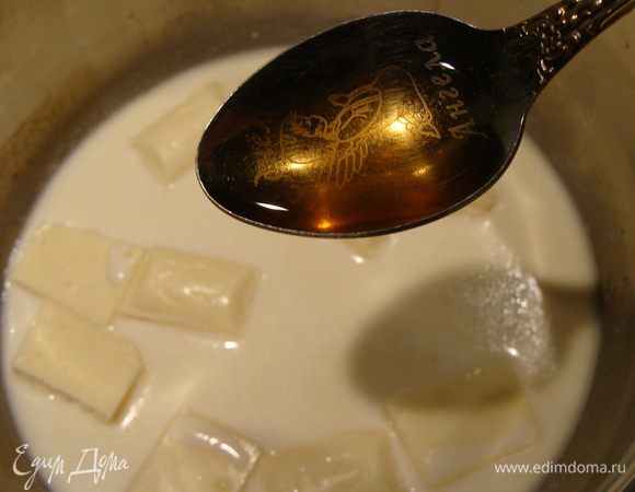 Добавляем сливки, ванильную эсенцию, поломанный шоколад, щепотку соли. Доводим до кипения. И сразу в чашки разливаем. Для образования воздушных пузырьков, наливаем молоко с некоторой высоты. 
По желанию посыпаем шоколадной стружкой. Но, честно говоря, аромат горького шоколада тогда перебивает все остальные ароматы.