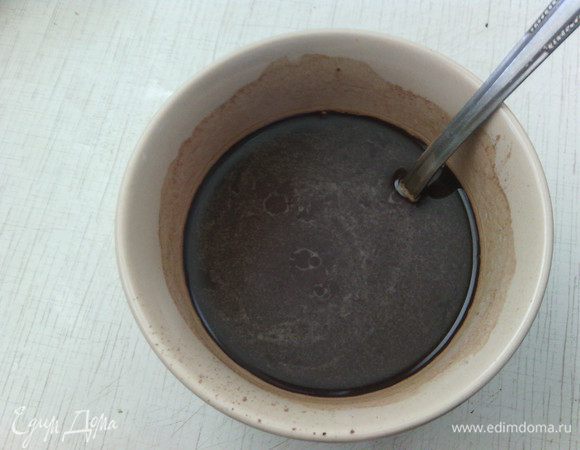 Смешать какао, растворимый кофе, залить 150 мл. горячей воды.  Добавить мед и все тщательно размешать.