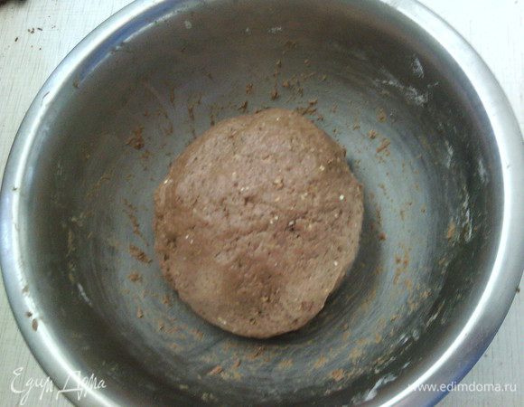 Влить квас, какао с медом и кофе, растительное масло - замесить тесто. Выложить тесто на присыпанную мукой поверхность и вымесить его не менее 10 мин. Положить тесто в миску, смазанную маслом, накрыть полотенцем и оставить на 2-2,5 ч. в теплое место. За это время тесто подойдет, и его объем увеличится вдвое.
