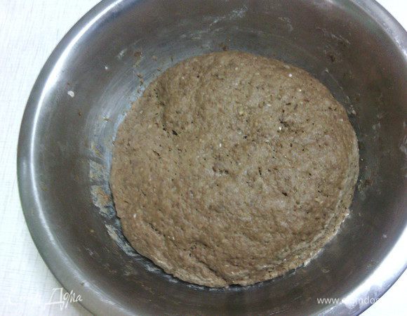 Хлеб после расстойки :)
Выложите тесто на стол и сформируйте булку.
Постелите на противень бумагу для выпечки, смажьте ее маслом и присыпьте мукой, а затем выложите на противень сформированный хлебушек (или как в моем случае, положите в форму для хлеба).
