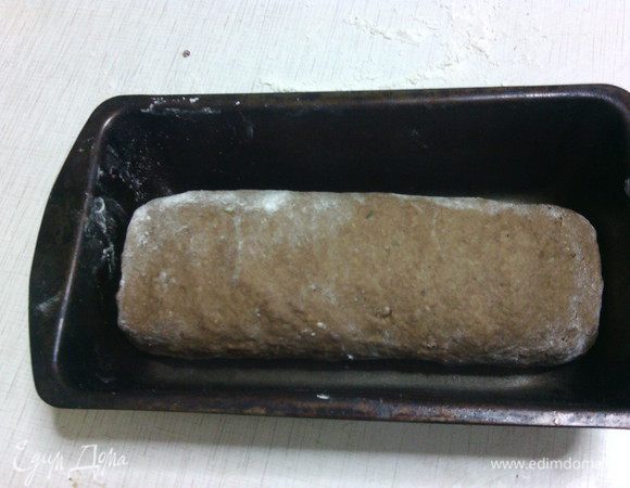 Накройте форму влажным полотенцем (чтобы не пересыхала поверхность теста) и оставьте в теплом месте еще на 45 мин, чтобы тесто еще раз хорошо поднялось.