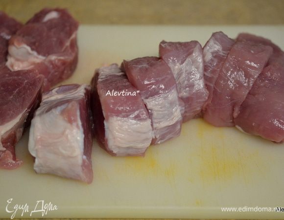 Свиную вырезку порезать на медальоны.
