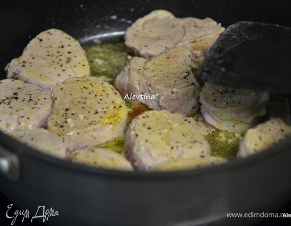 Посыпать с обеих сторон лимонным перцем. Растопить сливочное масло, добавить медальоны и обжаривать с обеих сторон.
