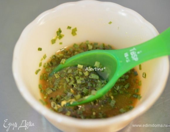 Приготовим соус: смешаем лимонный сок с вуштерским соусом, горчицей и шнитт-луком.
