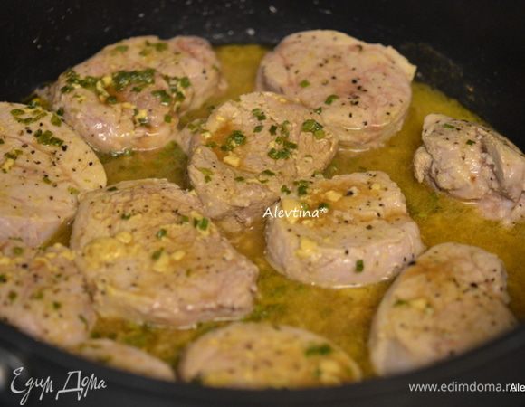 Выльем поверх медальонов и готовим несколько минут, соус слегка выпарится.
