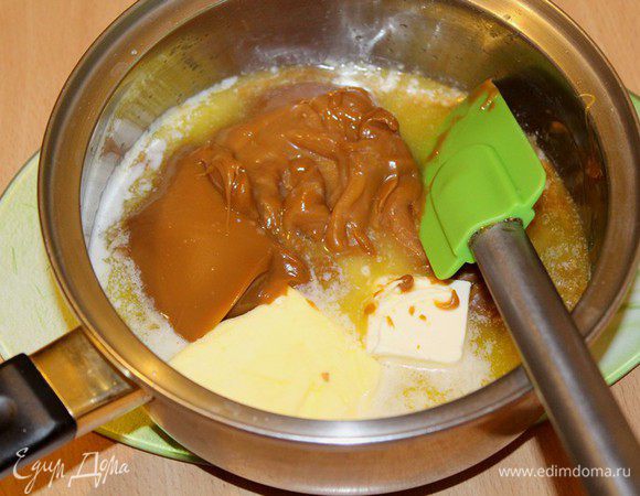 На небольшом огне смешать сливочное масло с 2/3 сгущенки.