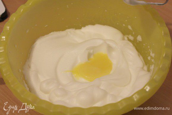 Белки отделить от желтков, взбить в крепкую пену с щепоткой соли, затем добавить сахар. По одному добавить желтки, продолжая взбивать, затем добавить лимонный сок.