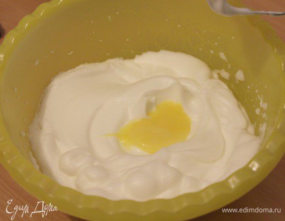 Белки отделить от желтков, взбить в крепкую пену с щепоткой соли, затем добавить сахар. По одному добавить желтки, продолжая взбивать, затем добавить лимонный сок.