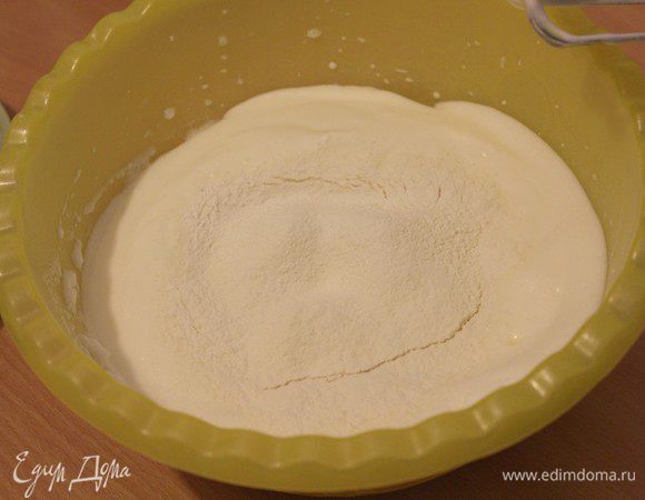 Просеять муку с разрыхлителем, содой и крахмалом.