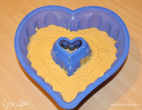 Без фанатизма, аккуратно и быстро перемешать, чтобы тесто не потеряло воздушность. Форму смазать маслом, выложить тесто.