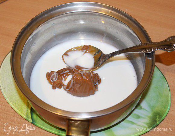 Для глазури смешать теплое молоко со сгущеным молоком, нанести на теплый кекс, посыпать обжаренными миндальными лепестками.