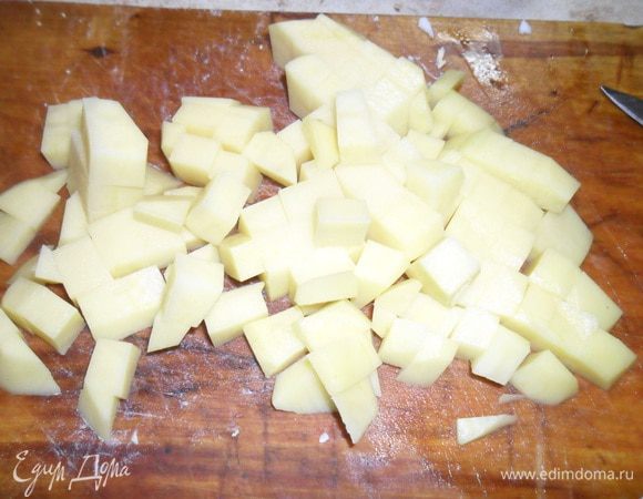 Налить воду, довести до кипения и забросить картофель. Варить 15 минут.