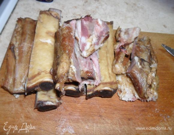 Тем временем приготовить копчености (у меня ребрышки) и разрезать на порционные кусочки.