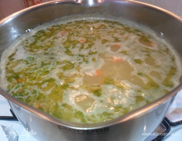 Добавить чечевицу в кипящий овощной бульон, через 5 минут забросить копчености, лавровый лист.  Проварить 10 минут, вынуть лавровый лист, посолить, поперчить и по желанию добавить зелень. Готово. Хорошо подойдут к такому  супчику сухарики. Для этого хлебушек нарезаем маленькими кусочками, сбрызгиваем маслом, смешанным с солью и выдавленным зубчиком чеснока, и подсушиваем при 200С в духовке. Приятного аппетита!