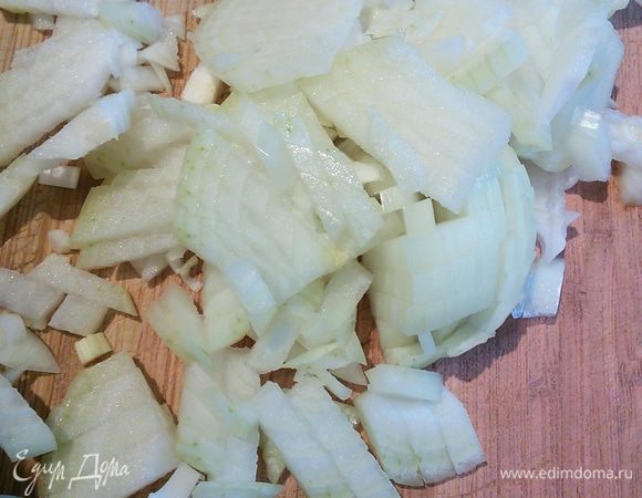 Порезать мелко лук. Я шалот заменила на  репчатый. 