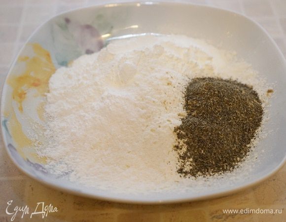 В миске смешать просеянную муку, крахмал, разрыхлитель и чай. Хорошо перемешать.