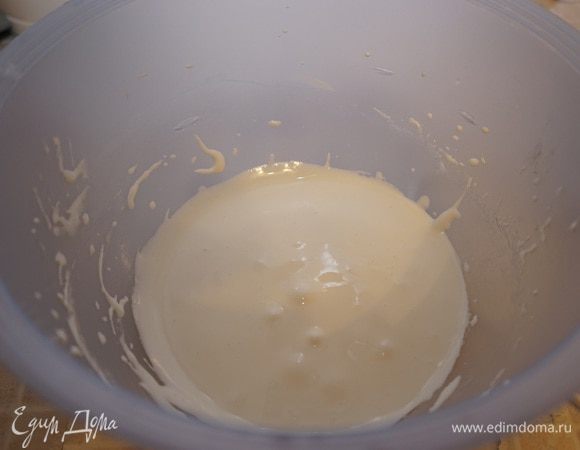 Отделить желтки от белков. Белки пока можно убрать в холодильник. Желтки же взбить с половиной нормы сахара. Сахар должен полностью растворится, масса побелеть и увеличиться в объеме в 3-4 раза.