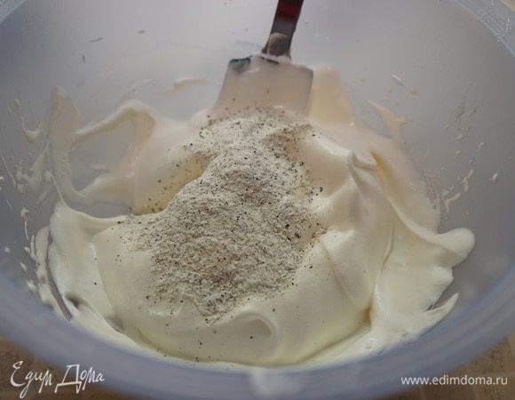 В несколько приемов вмешать мучную смесь. 