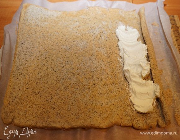 Свернуть в рулет вместе с новым пергаментом. Дать остыть. 
Пока займемся кремом. Охлажденные сливки взбить с сахарной пудрой до устойчивых пиков. Сладость крема регулируйте по своему вкусу.
Полностью остывший бисквит аккуратно развернуть, промазать кремом и опять свернуть в рулет.
