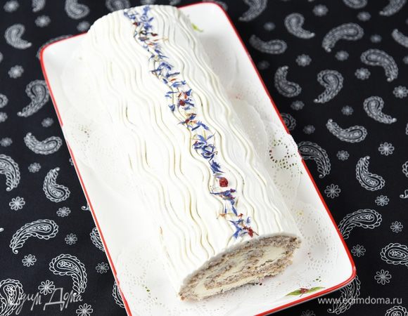 Оставшийся крем равномерно нанести на весь рулет. Украсить по вкусу. Я сделала бороздки на креме маленькой вилочкой. И посыпала лепестками васильков.