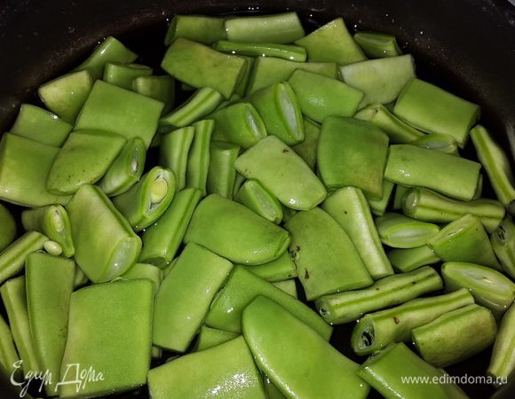 Фасоль моем, нарезаем небольшими кусочками и отвариваем в подсоленной воде до полуготовности (7 минут).