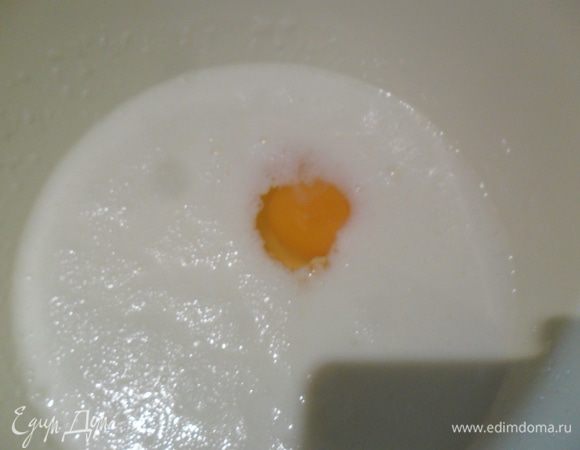 В кефир всыпаем 1 ч. л. соды без горки, перемешиваем и оставляем на 5 минут, кефир поднимется "шапочкой". Разбиваем туда яйцо, добавляем 2 ст. л. масла и, перемешав, постепенно вводим муку, замешивая тесто.