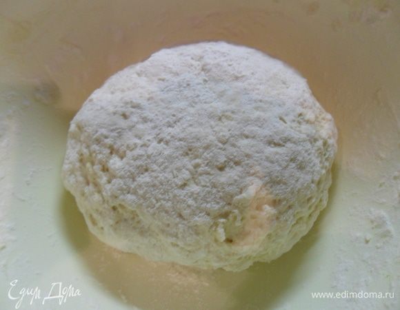 Муки может понадобиться чуть больше. Вот такое тесто должно получиться, очень мягкое, но не должно липнуть к рукам.