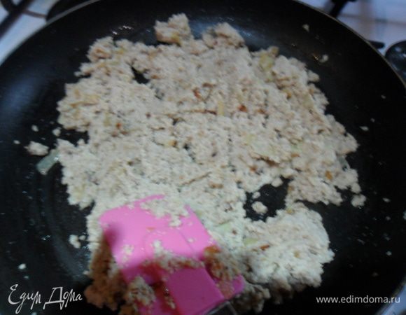 Как я уже говорила, начинка может быть любая, у меня одна - это отварная курица, перемолотая. Сначала я обжарила лук, затем добавила в сковороду курицу и влила чуть- чуть бульона, посолила и поперчила. Остудить обязательно.