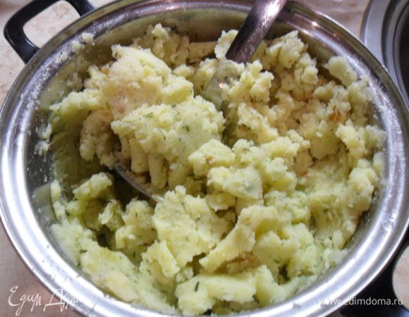 Вторая начинка - отварной картофель, а точнее пюре,  с добавлением обжаренного лука и укропа, соли, перца.