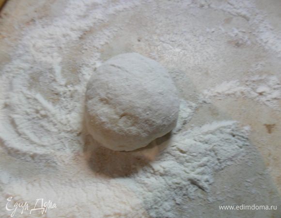Делим тесто на 9 шариков. Рабочую поверхность хорошо присыпаем мукой.