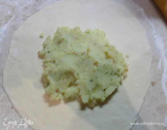 Раскатываем круг и выкладываем посередине начинку, примерно ложки 3-4 с горкой.